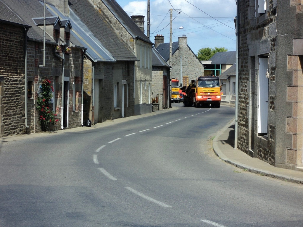 20110601 WHALE:BALEINE MOVES FROM BRÉCEY TO VIRE Bill Twohigg 027.jpg